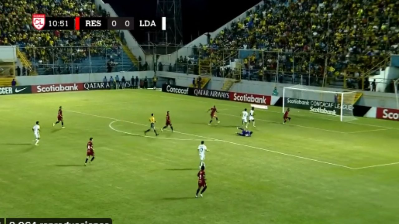 Aficionados del Real España arremeten contra el árbitro mexicano por gol del Alajuela