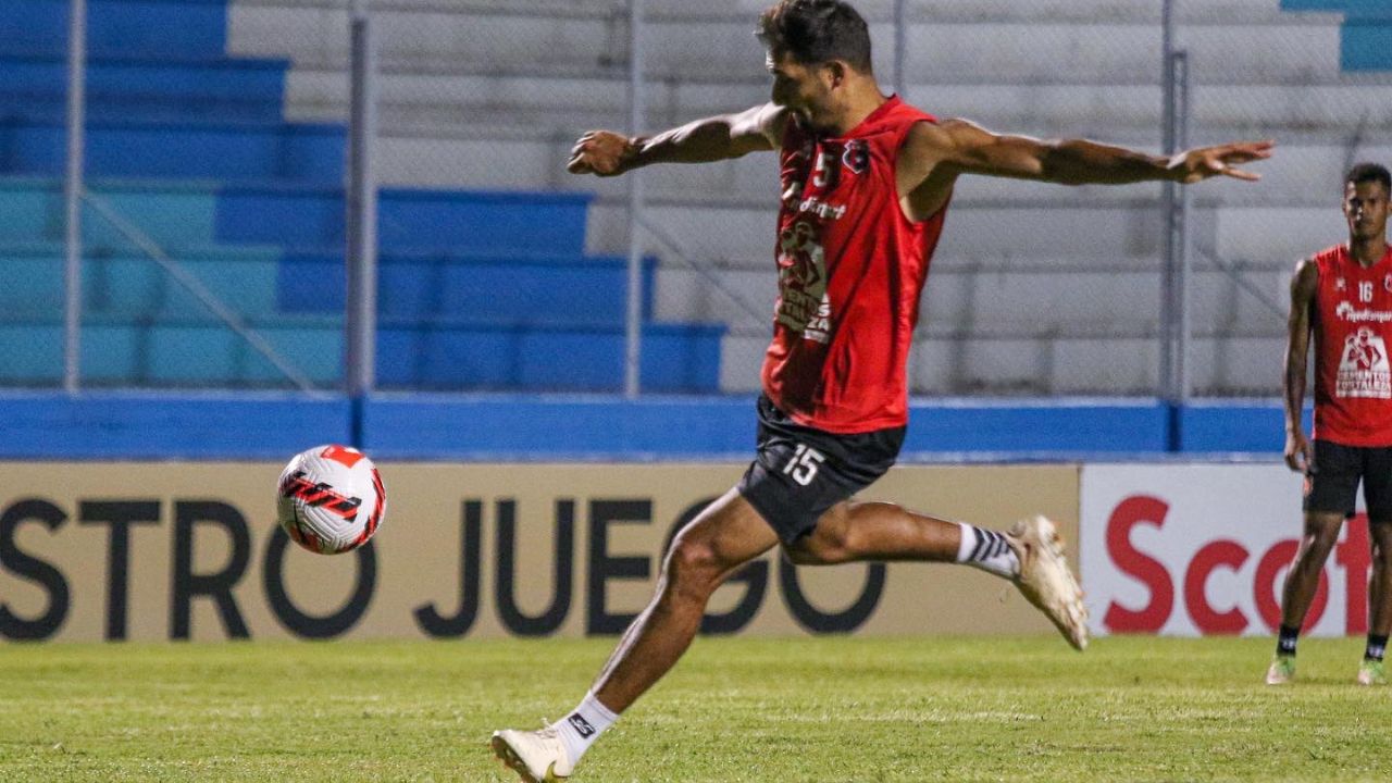 Alajuela se queja de la serenata que les hizo la afición del Olimpia en su hotel