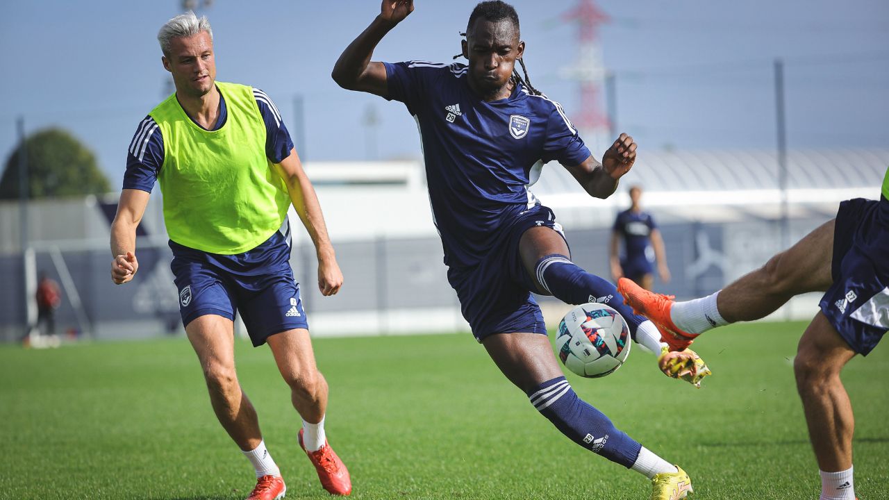 Portero del Burdeos se peleó con Alberth Elis por un golazo del hondureño en entrenamientos