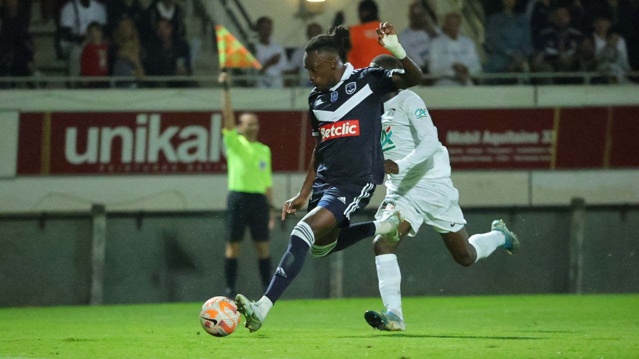 El sorprendente obsequio que recibió Alberth Elis en el último partido del Girondins de Burdeos