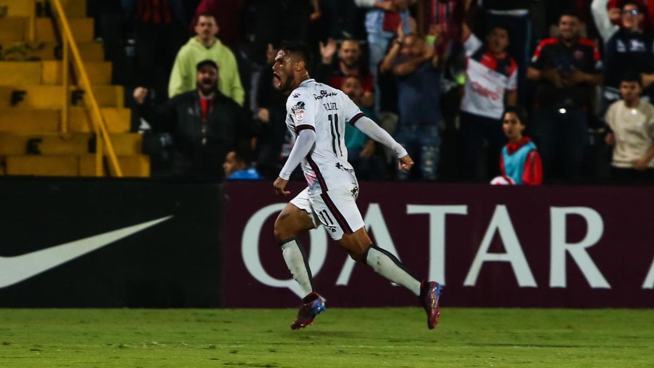 El golazo de Alex López con el que el Alajuela fulminó al Real España en Liga Concacaf