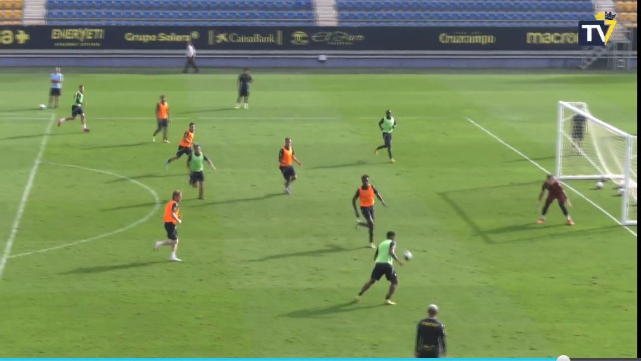 Choco Lozano y su derechazo en uno de los entrenamientos del Cádiz que sorprendió a todos