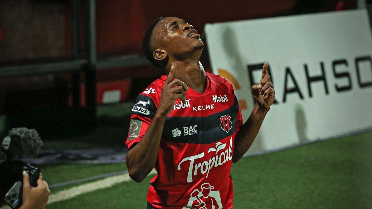 Hondureño Bryan Félix recibe tremenda noticia cuando peor la pasa en Alajuelense