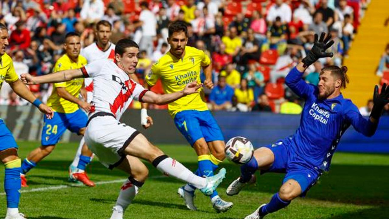 Choco Lozano y Cádiz caen goleados ante el Rayo Vallecano en Vallecas
