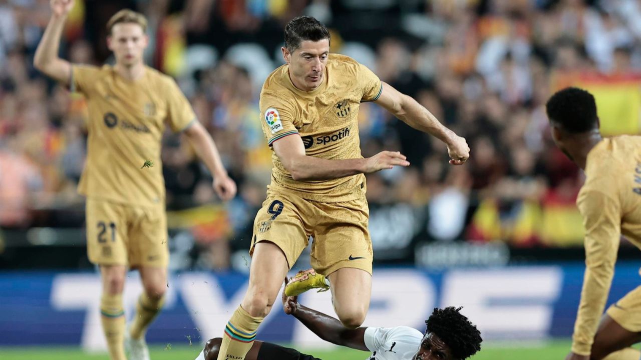 Lewandokwski salva al Barcelona y derrota al Valencia en Mestalla