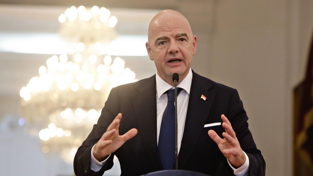 Infantino defiende a Catar de las críticas a falta de un mes para el Mundial