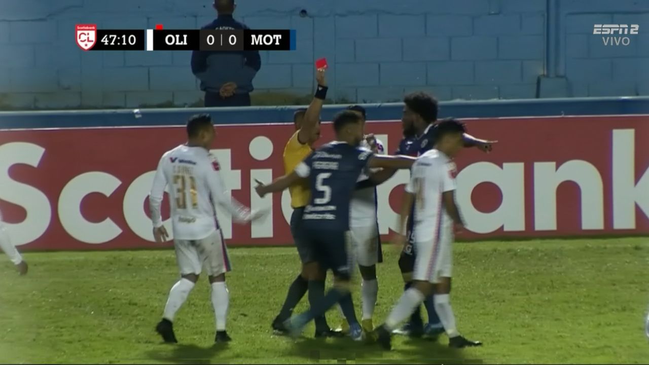 Marcelo Pereira se deja expulsar contra Olimpia en tiempo récord en la Liga Concacaf