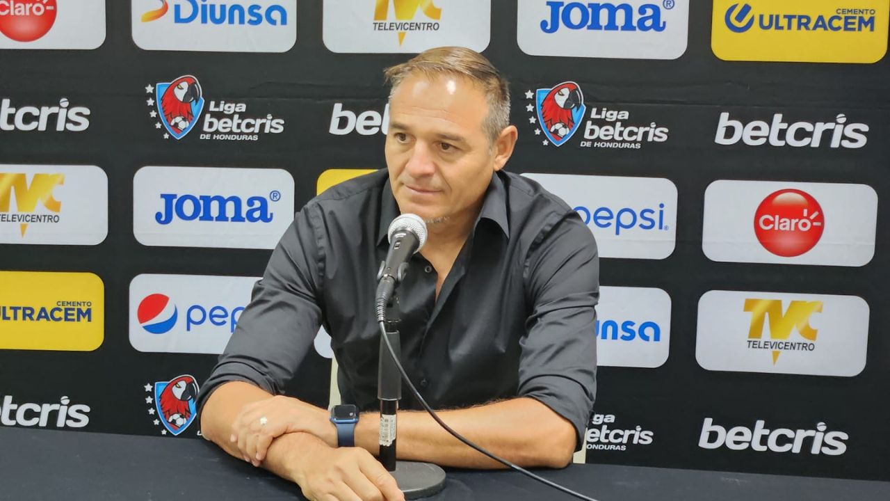 Tota Medina con fuerte mensaje a sus dirigidos previo a su partido contra el Olimpia