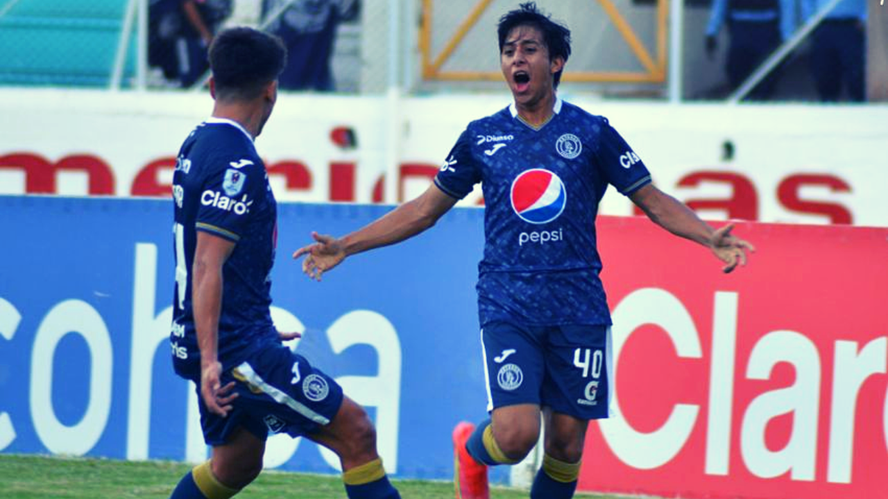 Yostin Obando recibe su primer reconocimiento en Liga Nacional con el Motagua