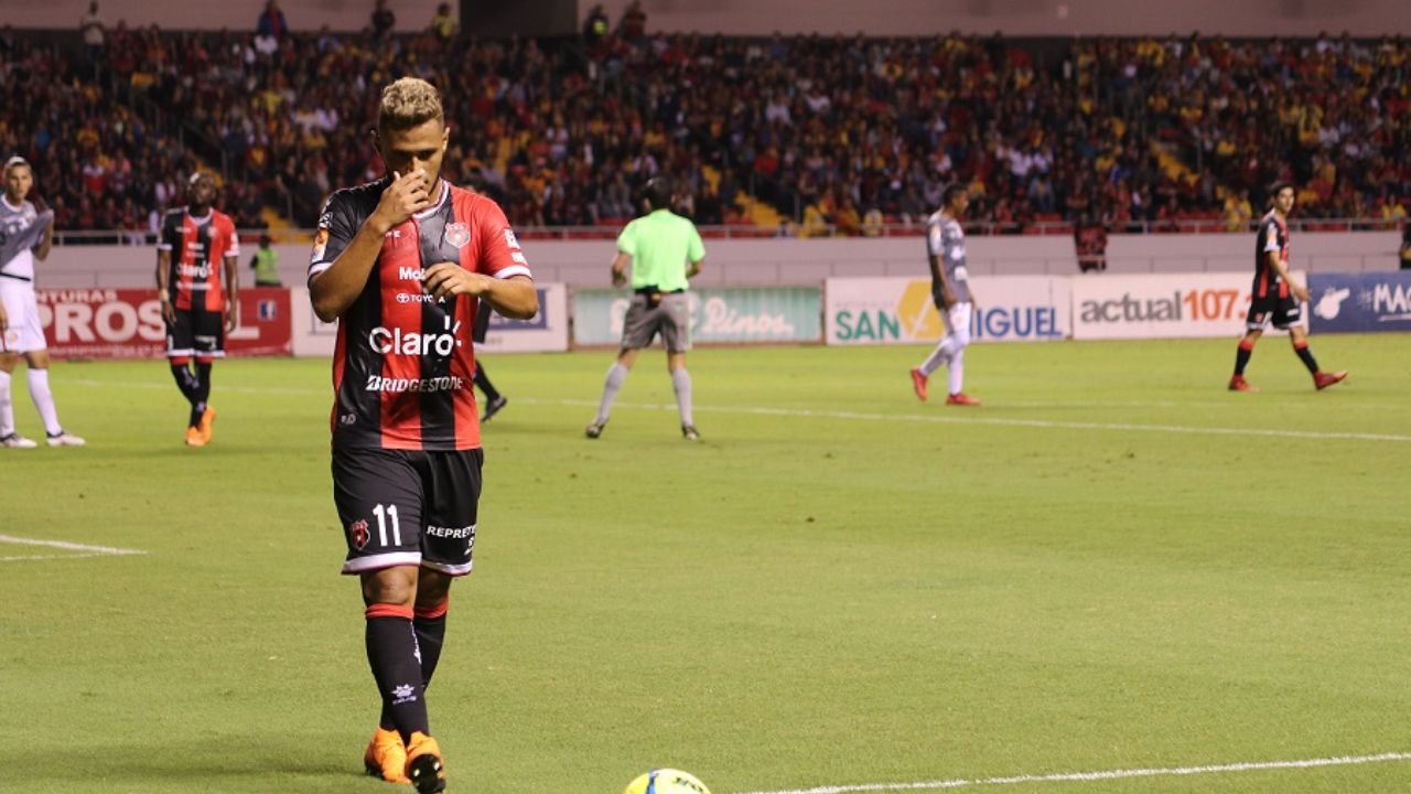 Alex López recibe rechazo de los aficionados de la Liga Deportiva Alajuelense
