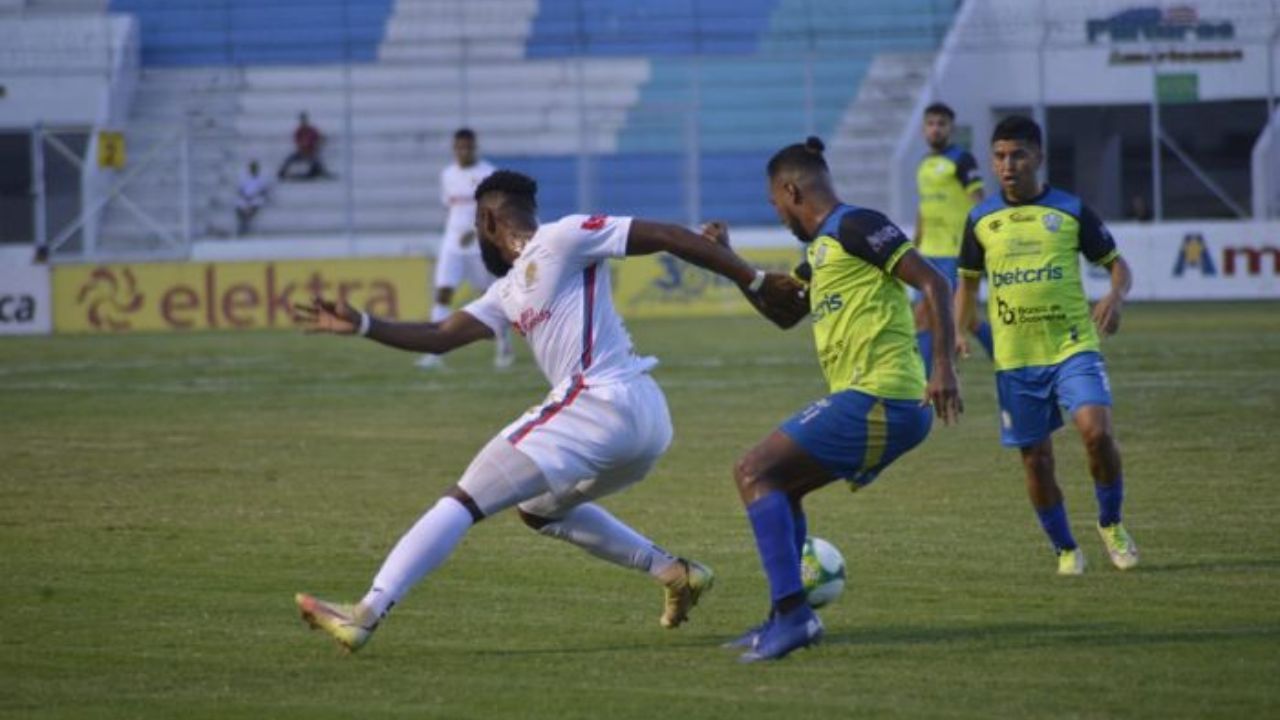 Jugador de la Liga Nacional se fue mojado por perseguir a su pareja