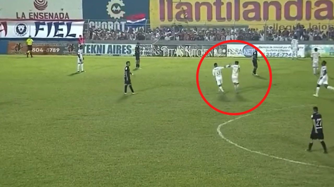 El inesperado encontronazo entre Michaell Chirinos y Carlos Pineda en pleno partido