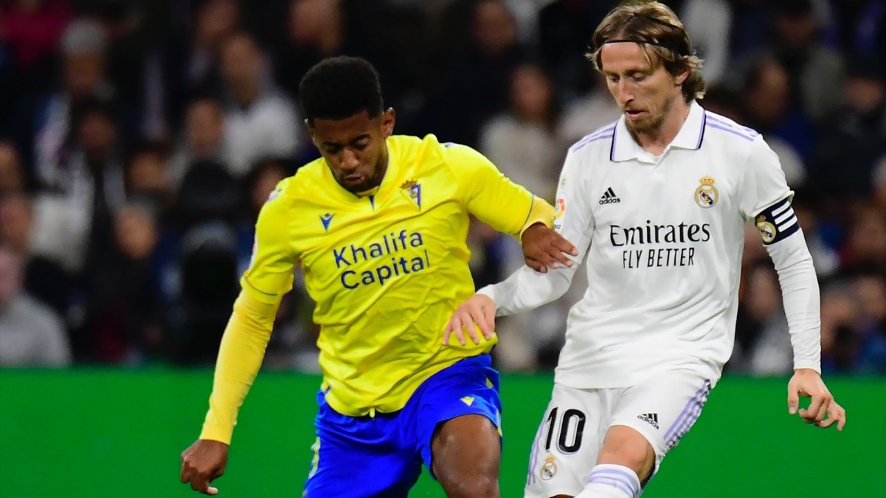 Choco Lozano fue titular en la derrota del Cádiz ante Real Madrid en el Bernabéu