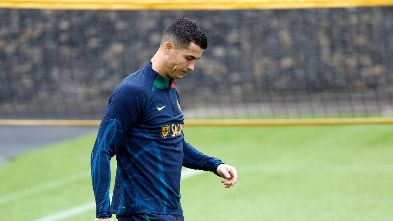 Vídeos muestran los incómodos saludos entre Cristiano Ronaldo y dos compañeros de Portugal