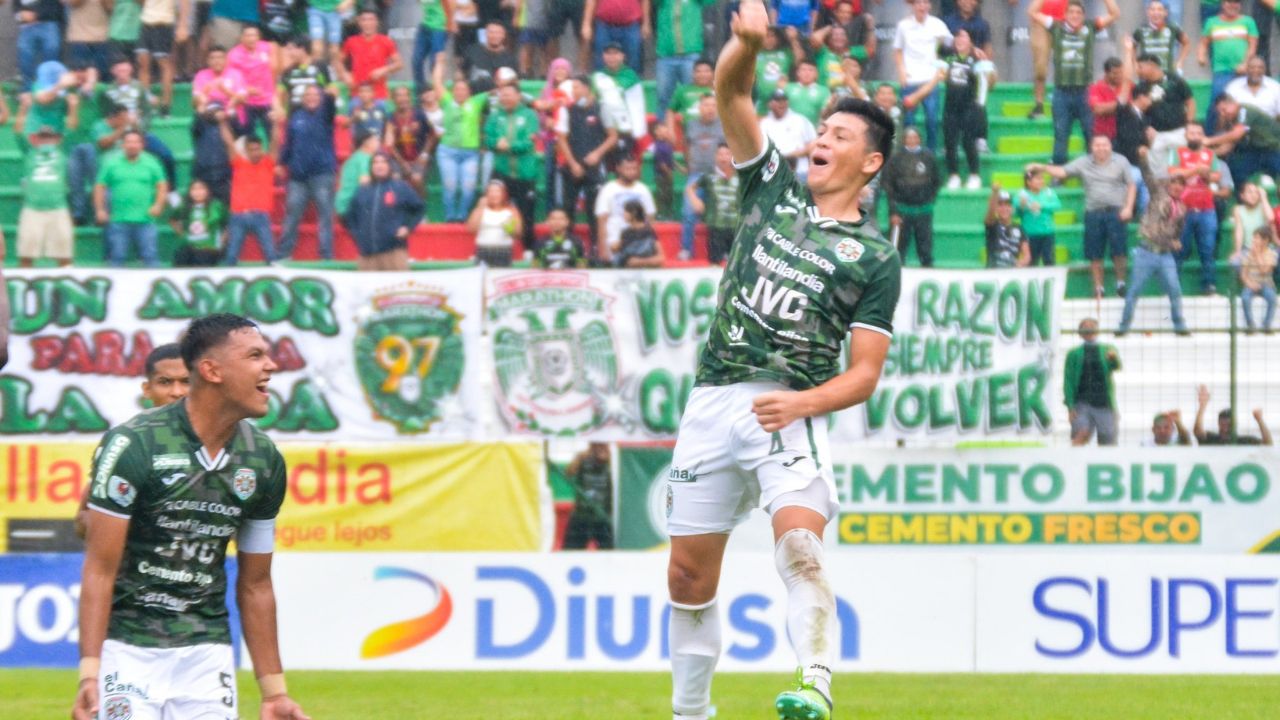 Francisco "El Chelito" Martínez reacciona a su primer gol en Liga Nacional
