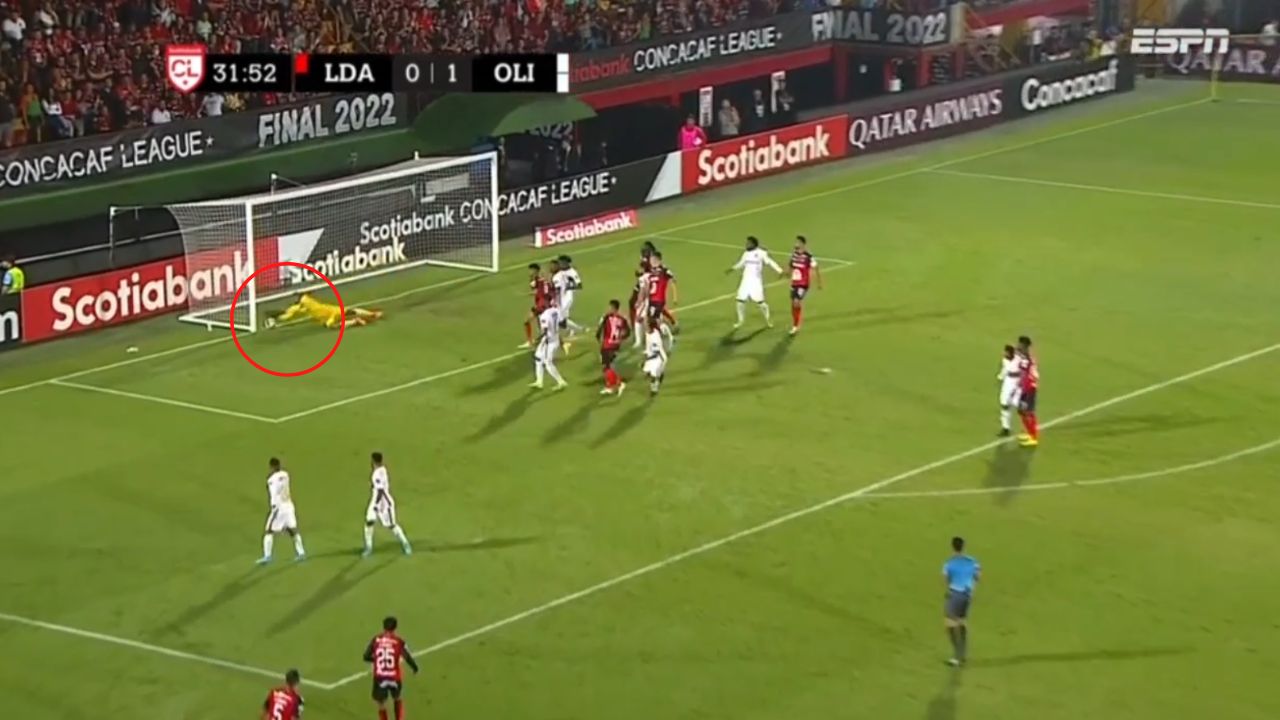 ¡Terrible! El error de Edrick Menjívar que provocó el empate del Alajuelense