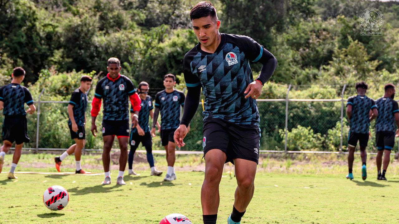 Olimpia con cambio en su uniforme a mitad de la temporada debido al título de Liga Concacaf