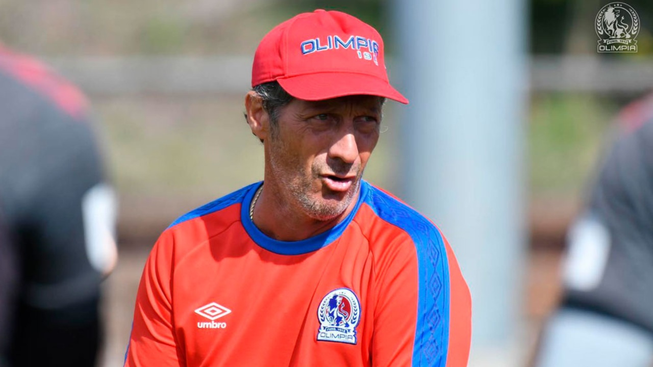Pedro Troglio revela el futbolista de Olimpia el cual la cancha del Nacional le dañó la carrera
