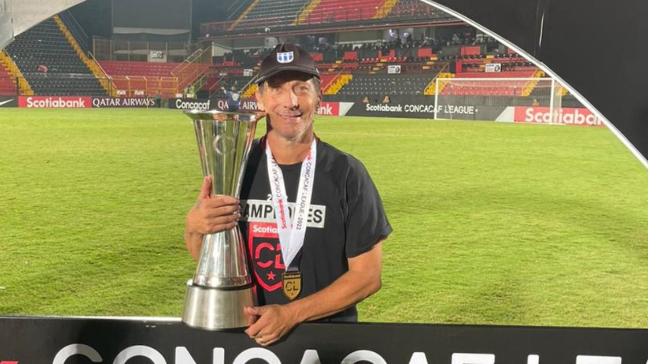 Pedro Troglio se desborda en felicidad tras coronarse campeón de la Liga Concacaf con Olimpia