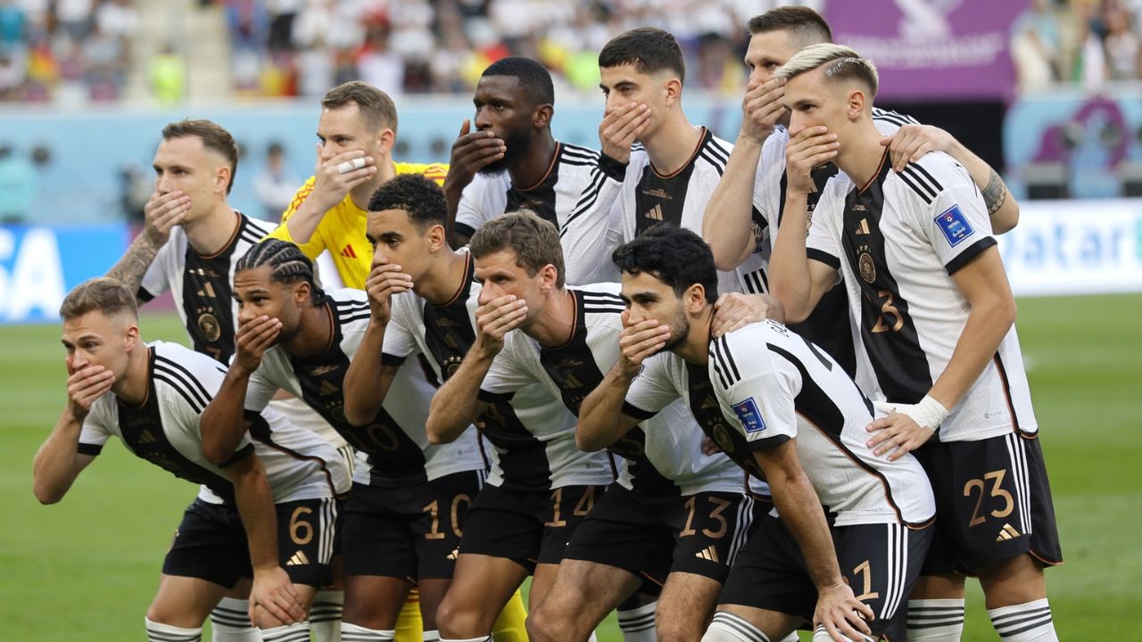 La razón por la que los jugadores de Alemania se taparon la boca previo al partido ante Japón