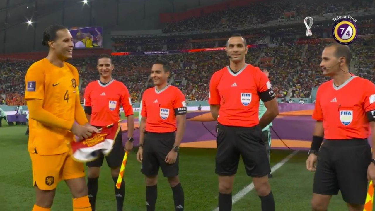 Virgil Van Dijk hizo morir de risa al árbitro hondureño Said Martínez
