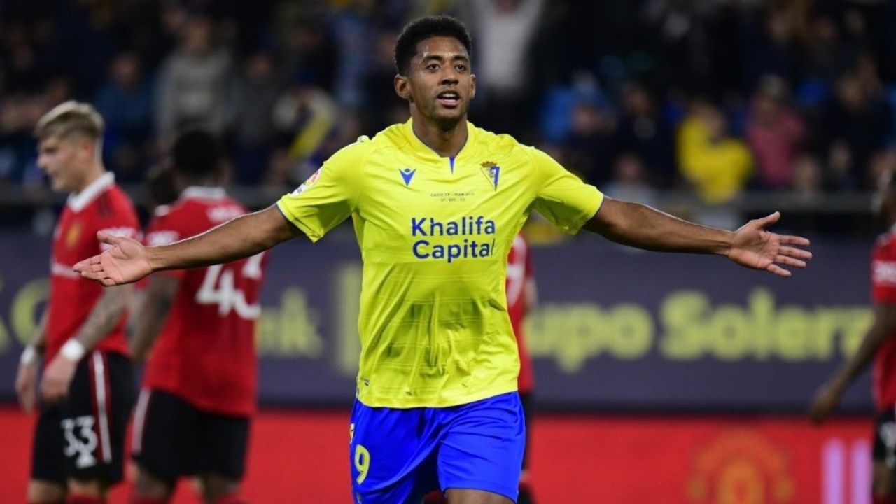 Choco Lozano golea al Manchester United y sorprende con su celebración