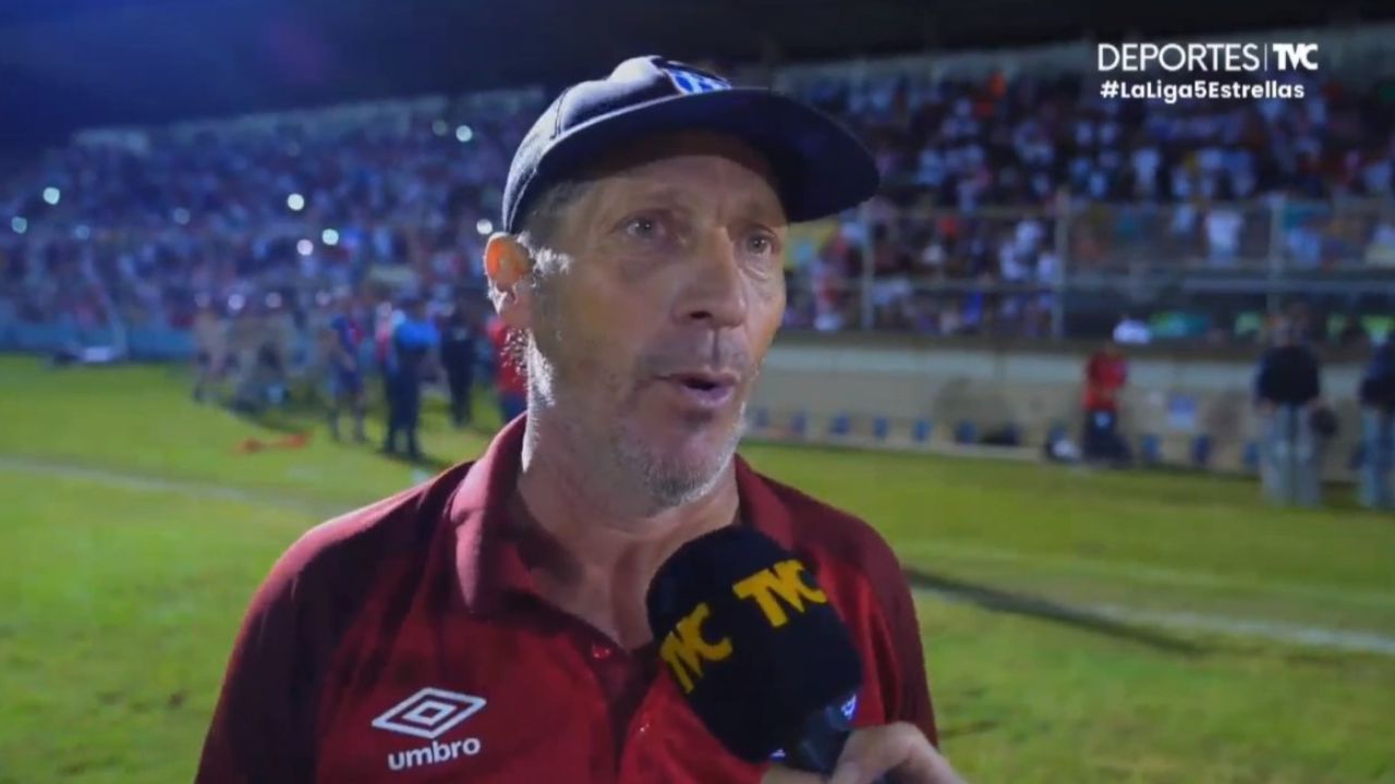 Pedro Troglio rompe en llanto tras coronarse su quinto título de Liga Nacional con el Olimpia
