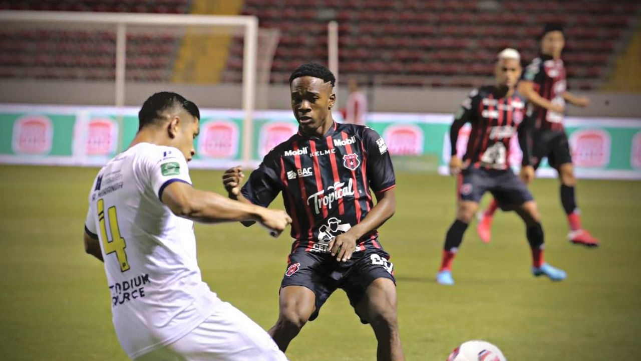 Hondureño Bryan Félix termina su calvario en Alajuelense y cambia de equipo en el extranjero