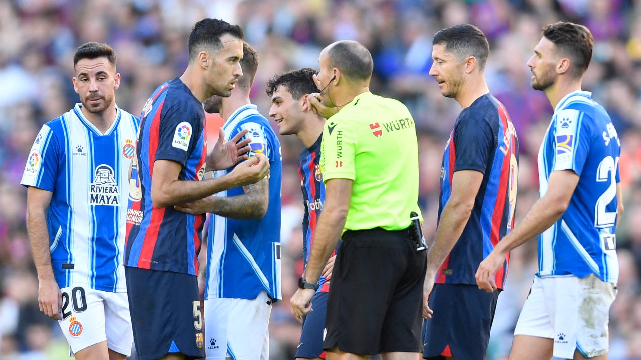 Barcelona empata ante el Espanyol con 'show' incluido del arbitraje en el Camp Nou
