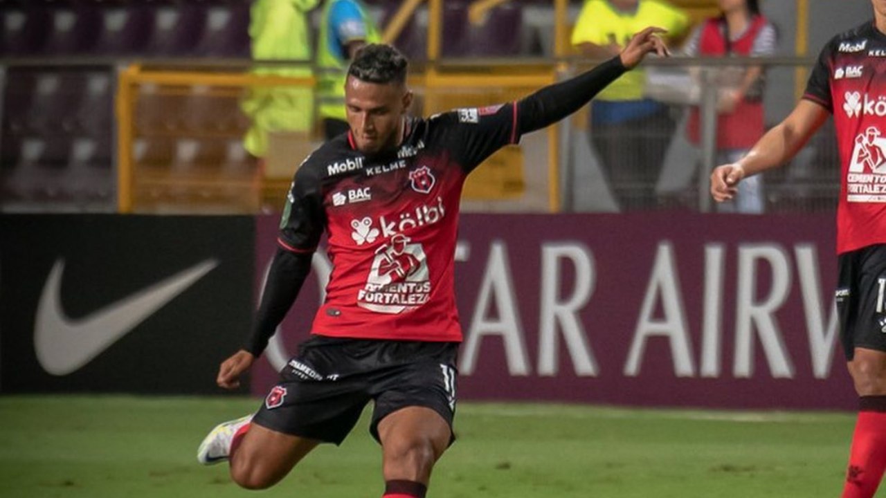 Aficionados de Alajuelense arremeten contra Alex López y lo ofrecen a este club de Honduras