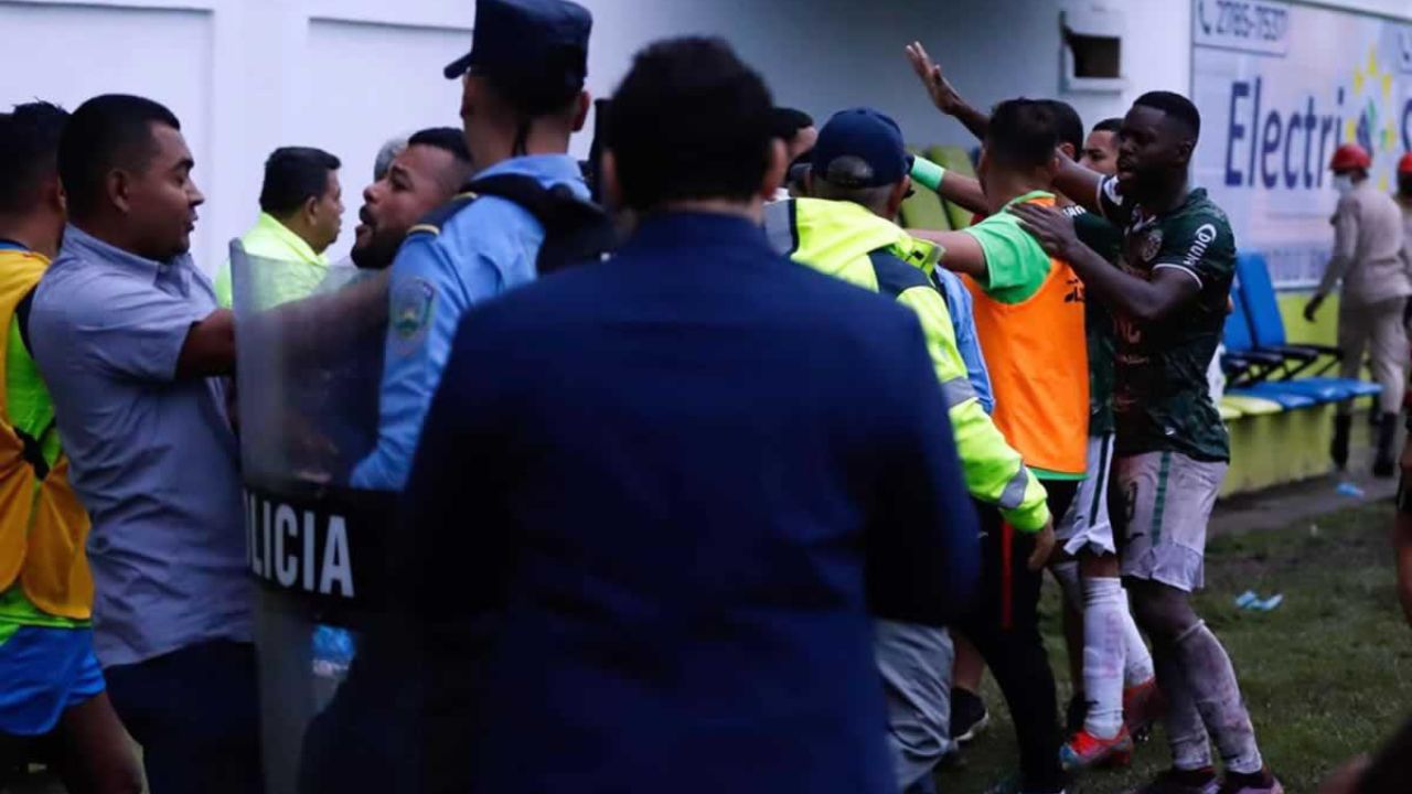 Jugadores de Olancho FC y Marathón serán castigados tras batalla campal en Juticalpa