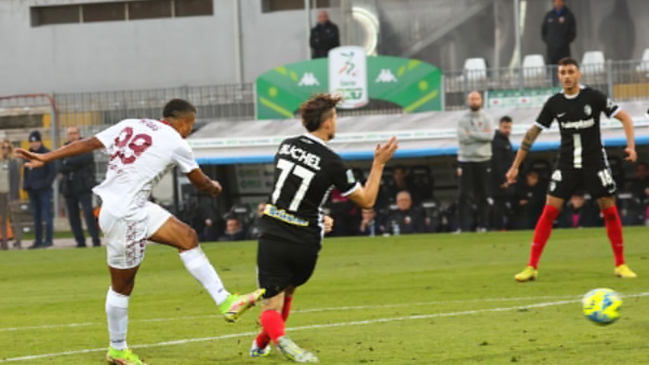 Golazo de Rigo Rivas le dio tres puntos y la cima al Reggina en la Serie B