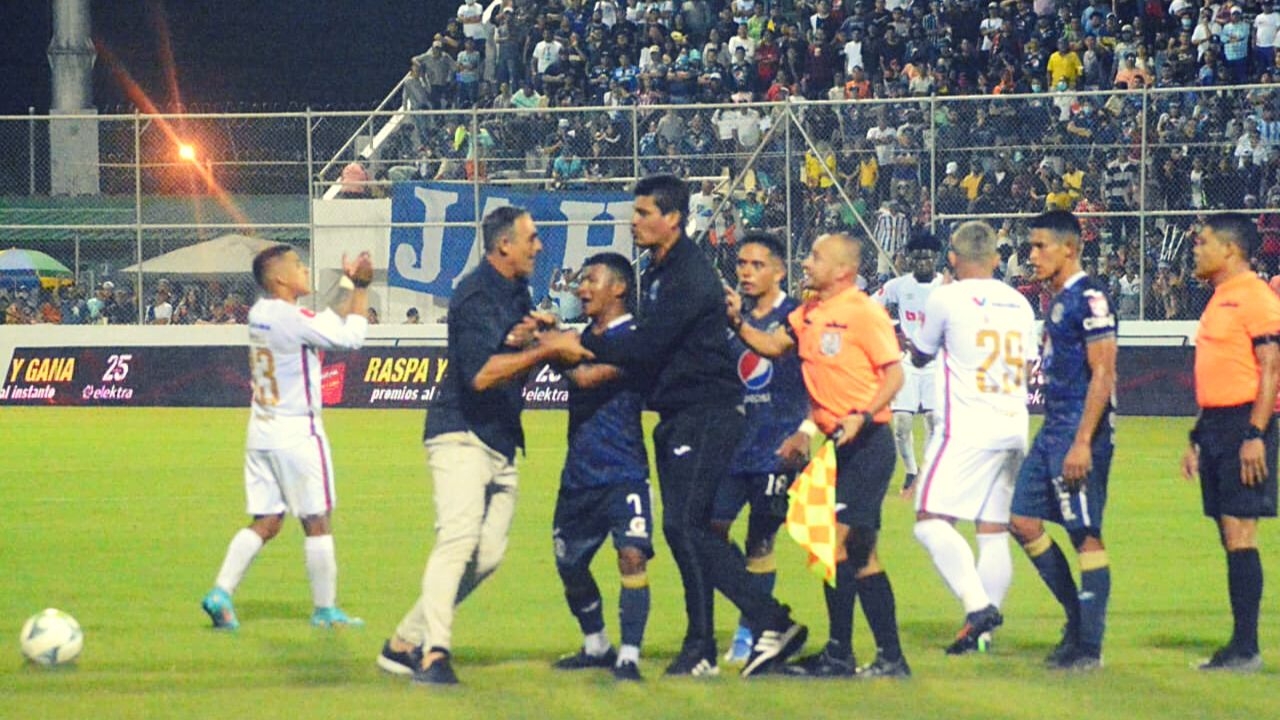 Tota Medina perdió la cabeza y entró a la cancha a reclamarle al árbitro