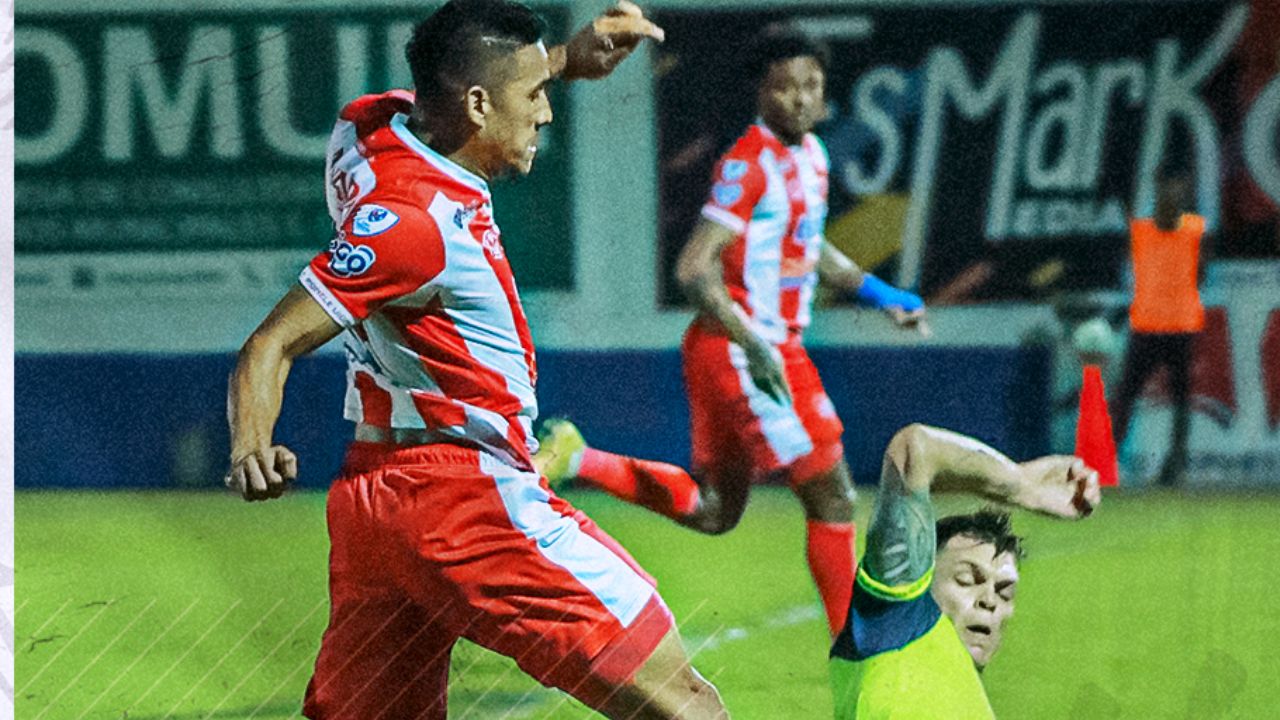 Olancho FC regresó a la vida tras doblete del argentino Agustín Auzmendi