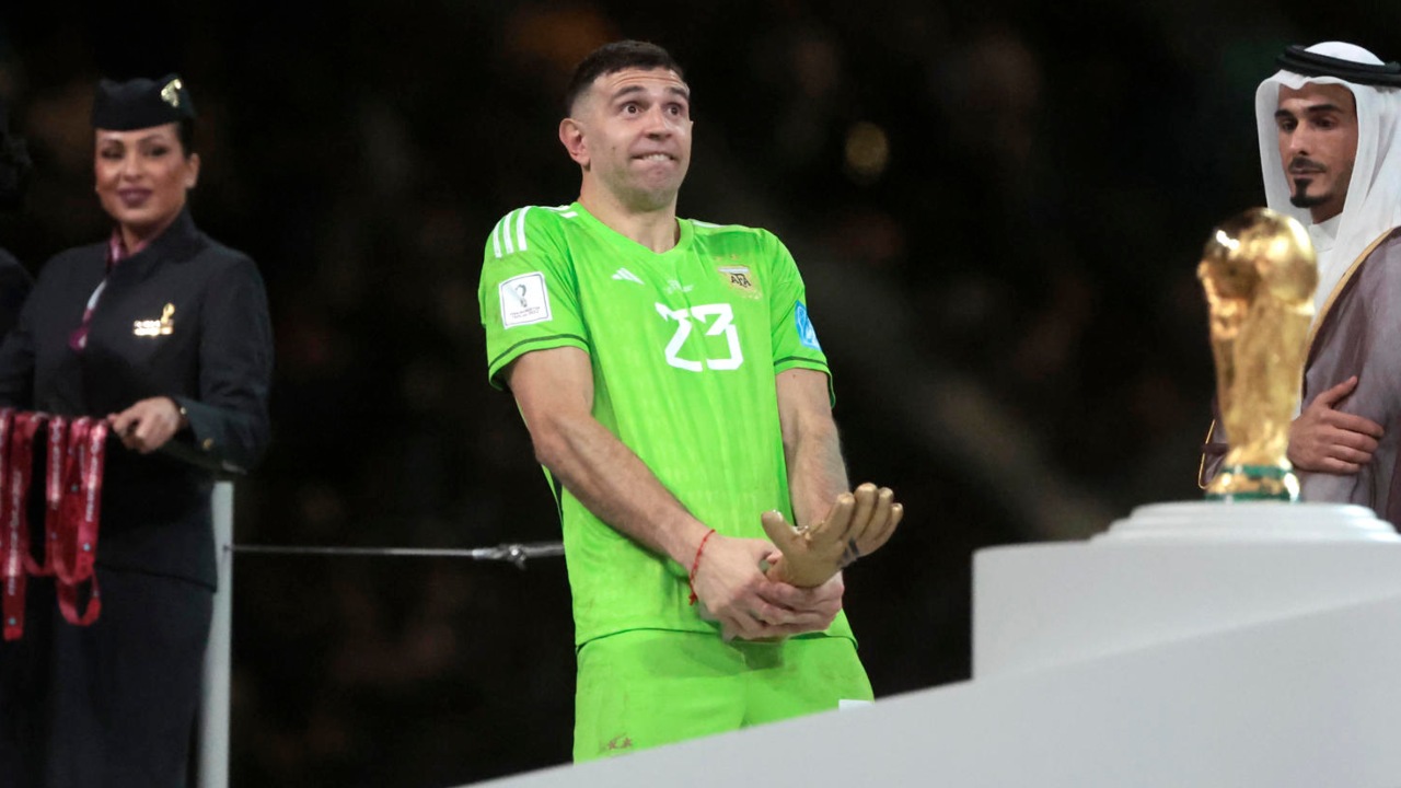 Burlas de Dibu Martínez le provocarían grave problema en el Aston Villa