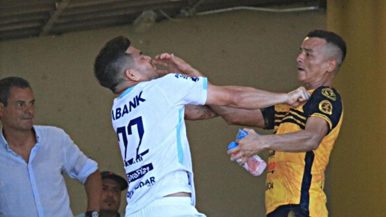 ¡No solo en Honduras! Dos jugadores en El Salvador se van a los golpes en pleno partido