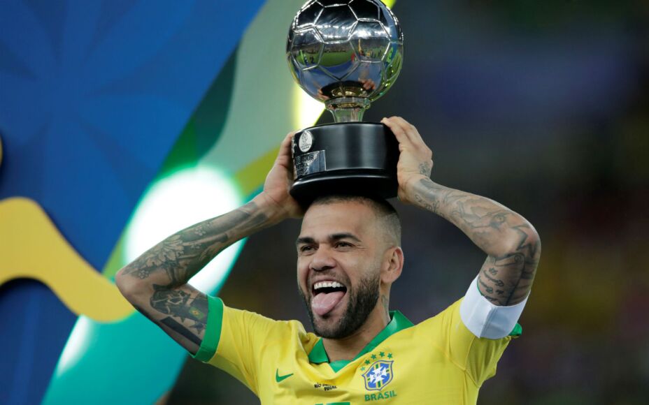 Con 44 títulos conseguidos, Dani Alves es el futbolista con más campeonatos ganados en la historia. Foto: Internet