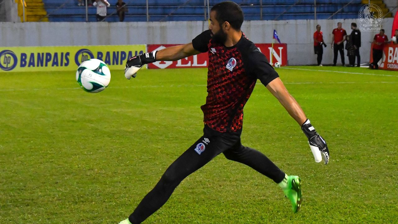 Edrick Menjívar es destacado tras su partido contra Lobos UPN en el estadio Morazán
