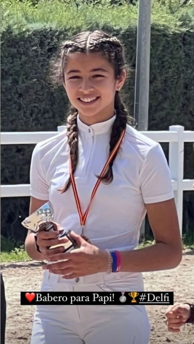 Delfina Suárez ha logrado conquistar trofeos de segundo lugar en la equitación, deporte que practica. Foto: Captura de pantalla