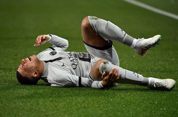 Tras un enfrentamiento contra el Montpellier, Mbappé se retiró lesionado y se pronosticaba que se iba a perder el duelo contra el Bayern. Foto: El Universo