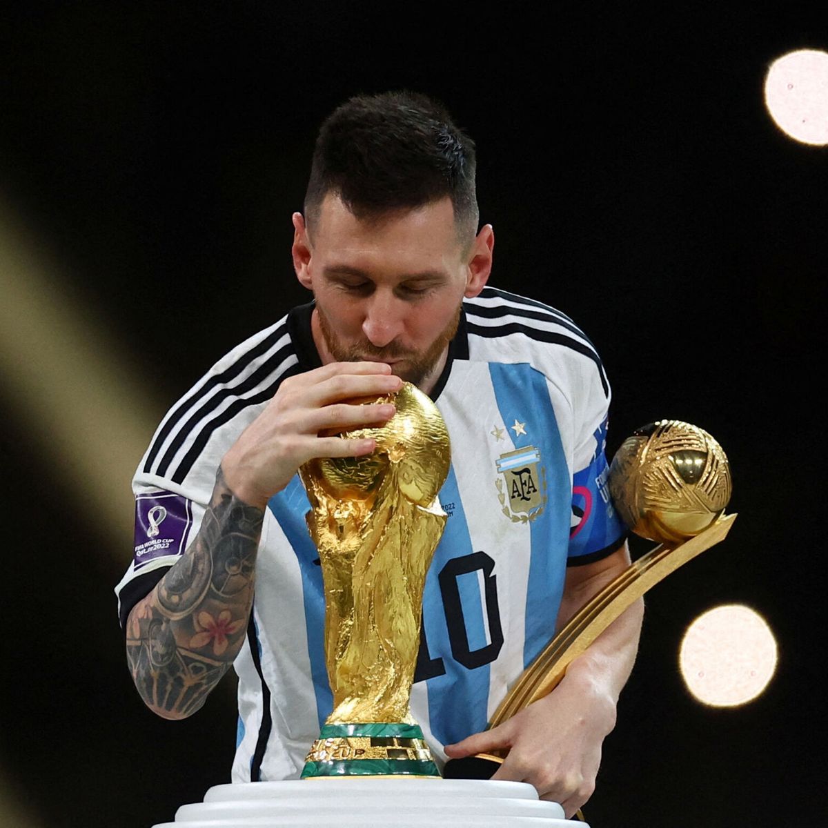 Con 42 trofeos colectivos, Lionel Messi es el segundo máximo ganador de campeonatos de la historia, solamente a dos de Dani Alves. Foto: Internet