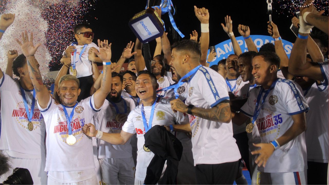 Con 35 trofeos, el Olimpia es el máximo ganador de la Liga Nacional de Honduras. Foto: Olimpia