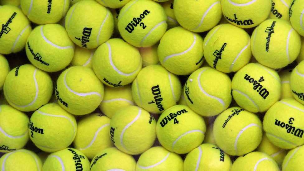 Las pelotas de tenis deben ser de color blanco o amarillo. Foto: BBC