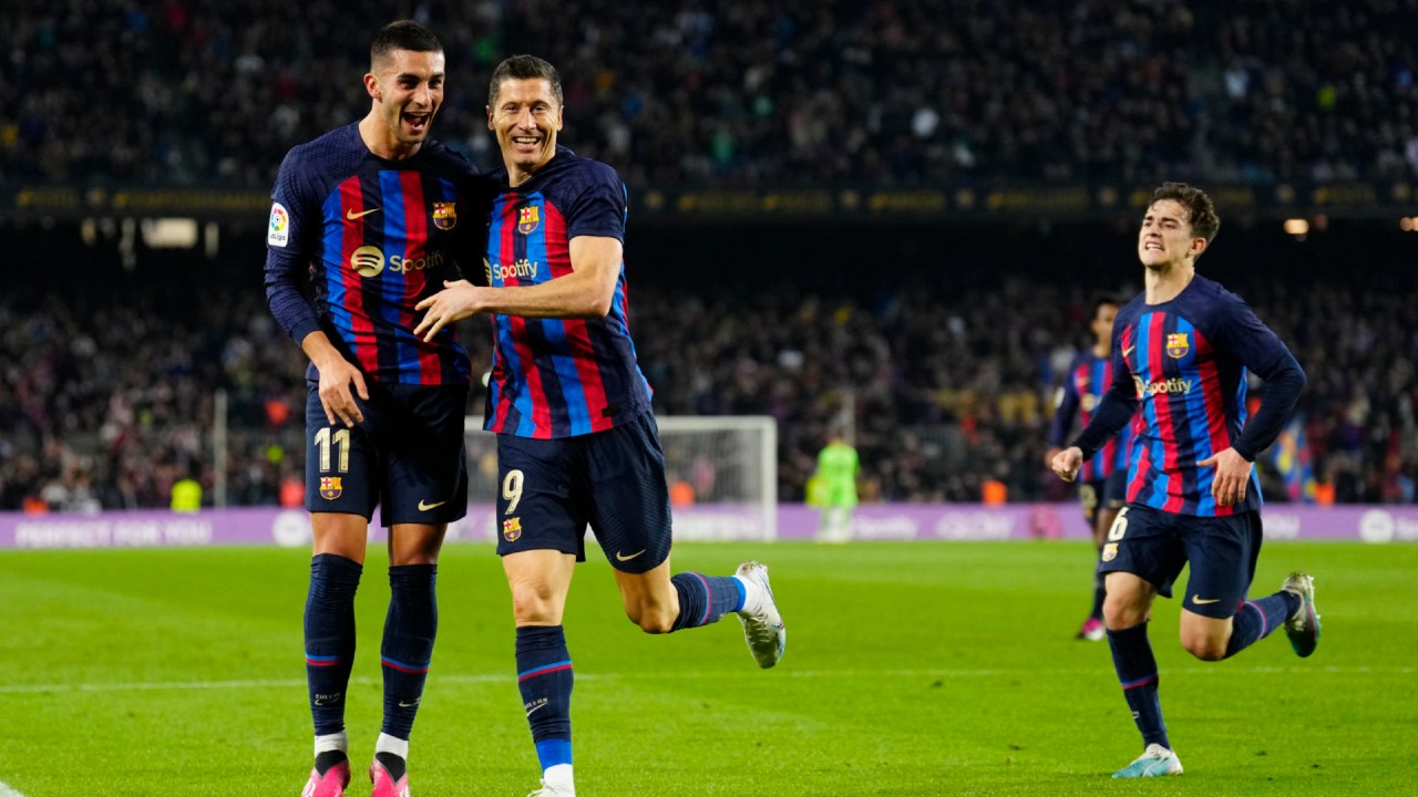 El Barcelona derrota al Cádiz del Choco Lozano y es más líder que nunca en LaLiga