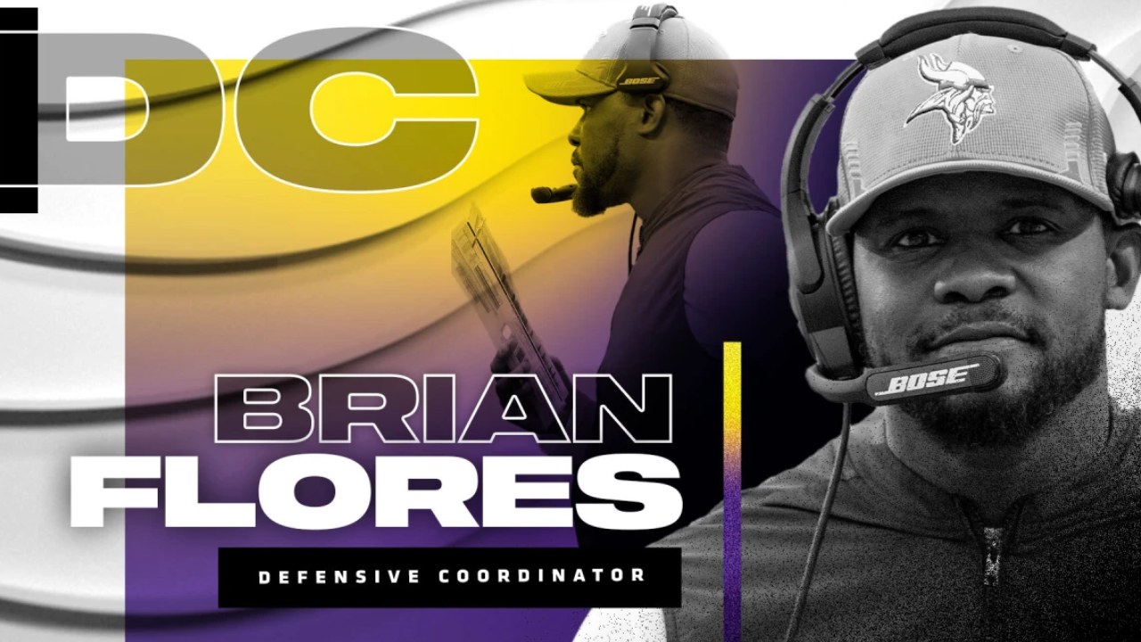 El hondureño Brian Flores firma como coordinador defensivo de los Vikings en la NFL