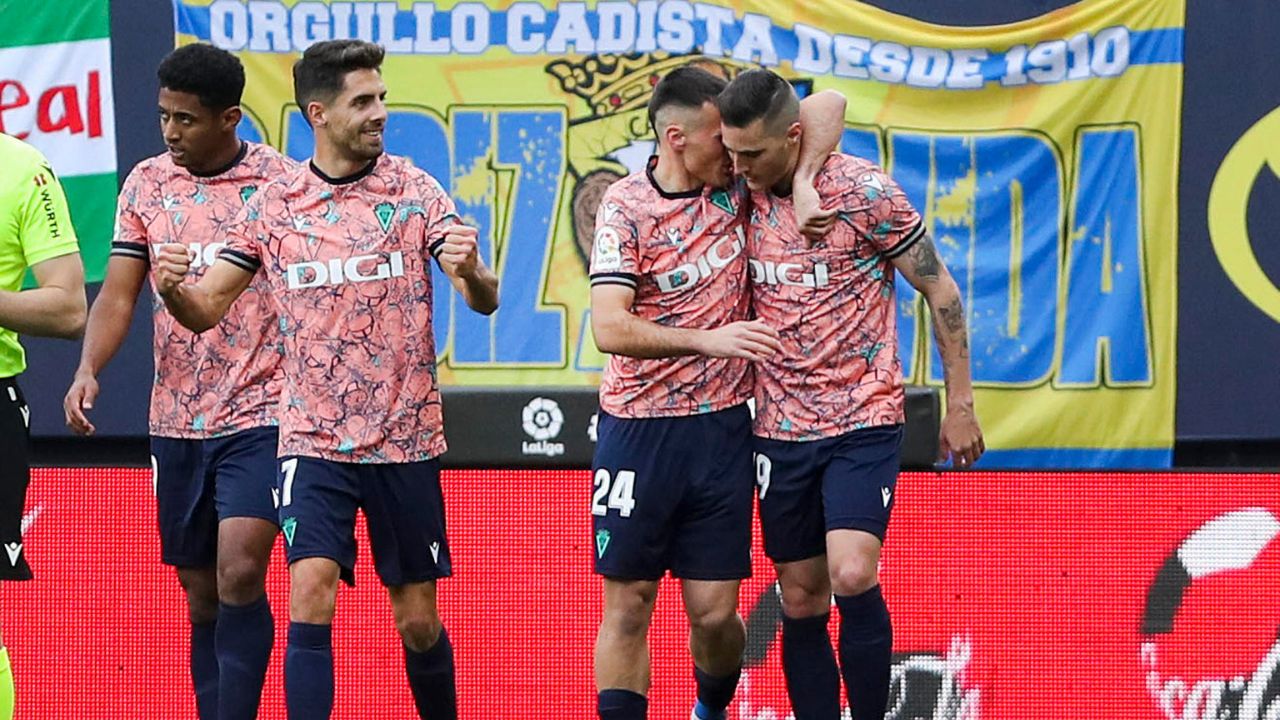 Cádiz y Choco Lozano triunfan sobre Rayo Vallecano y salen del descenso
