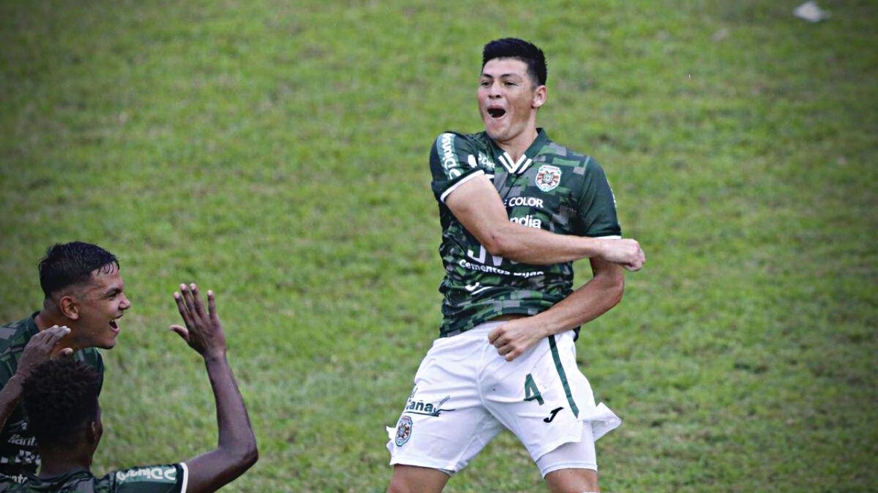 Chelito Martínez recibe su primer reconocimiento en Liga Nacional