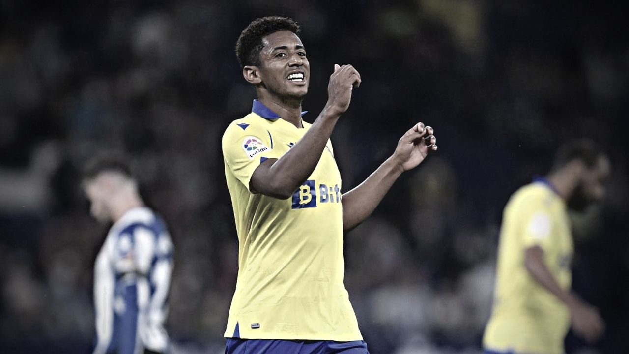 Choco Lozano recibe doble revés del Cádiz al cerrar el mercado de fichajes