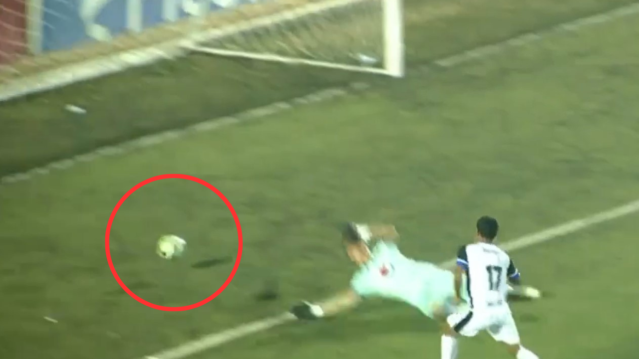 El terrible fallo de futbolista del Honduras Progreso frente a Jonathan Rougier