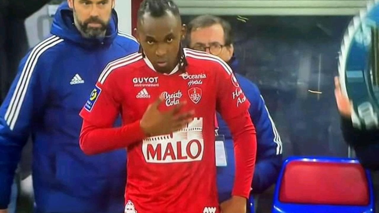 La imponente figura  Albert Elis sufriría un golpe bajo tras jugar dos partidos con el Brest  y no figurar